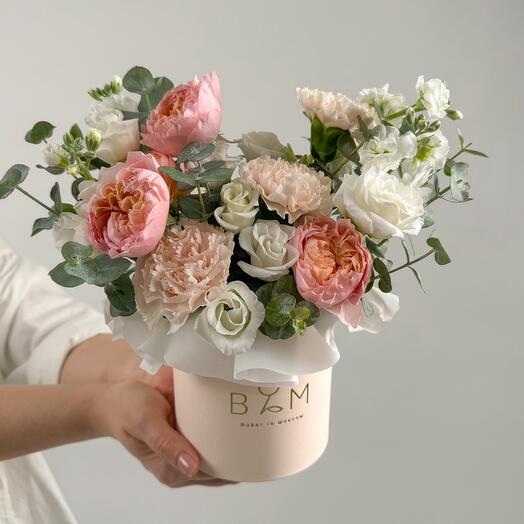 Композиция с персиковыми пионовидными розами и маттиолой. Букет 30 Buket in Moscow