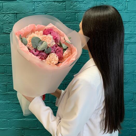 Букет из пионовидной розы и гвоздики (диантуса)