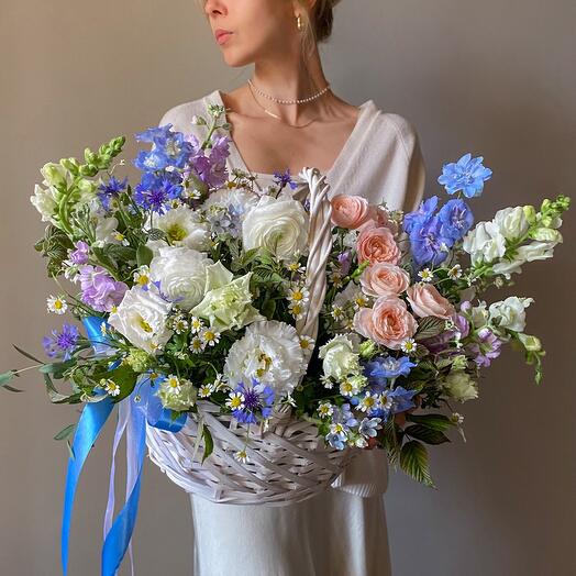 Корзина с бело-голубыми цветами, размер М