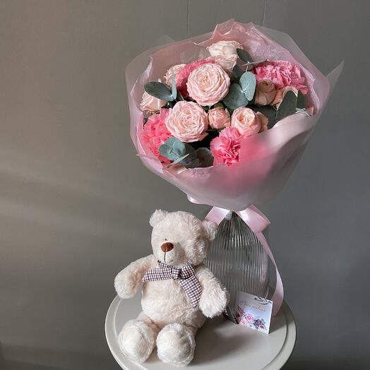 Gift set: Plush bear and delicate bouquet
