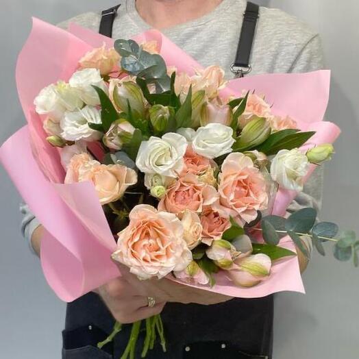 Букет из кустовой розы свит Сара, белой эустомы и альстромерии