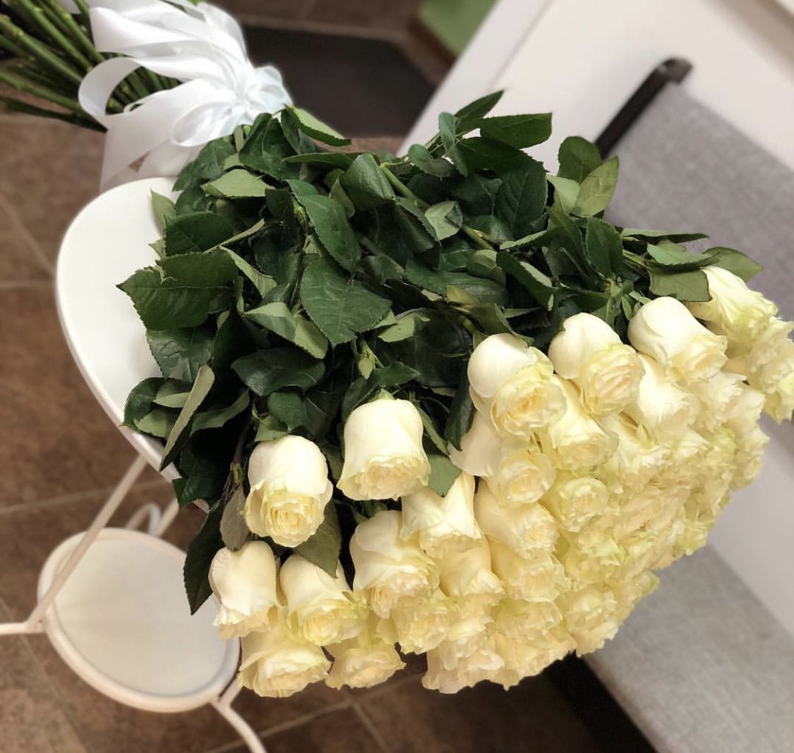 51 розы белые королевские