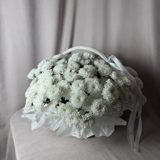 Хризантемы в плетёной корзине