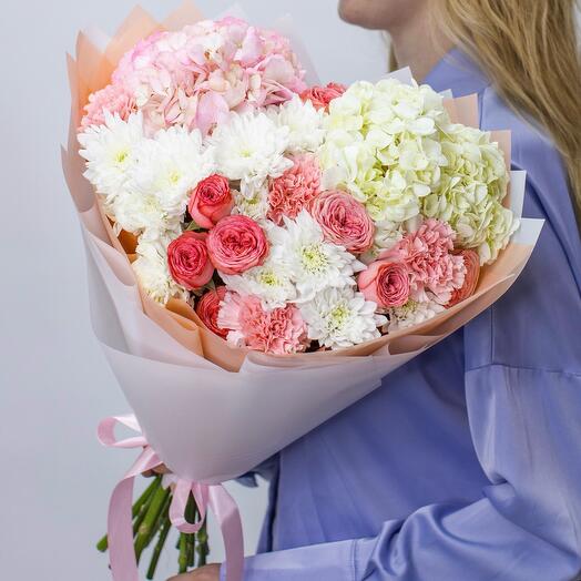 Нежный букет с Гортензиями , кустовыми пионовидными Розами и Диантусами