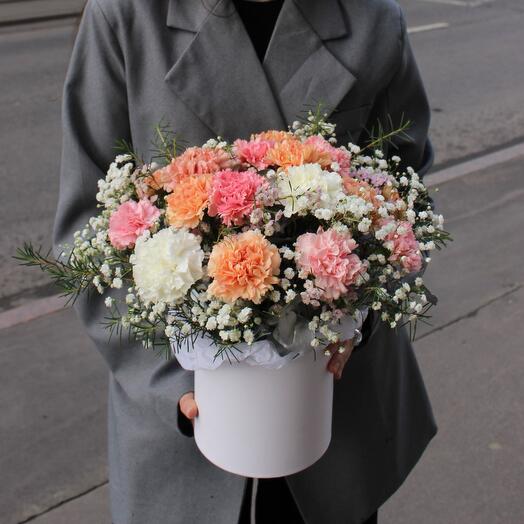 Цветы в коробке М, живые цветы с доставкой, пышные диантусы, нежная гипсофила и яркий хамелациум