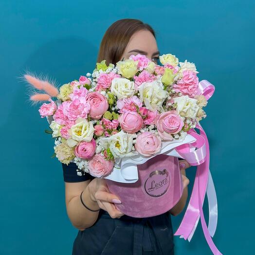 Цветы в коробке. Нежные кустовые розы и диантус. Композиция 562. Leora Flowers дом цветочной моды