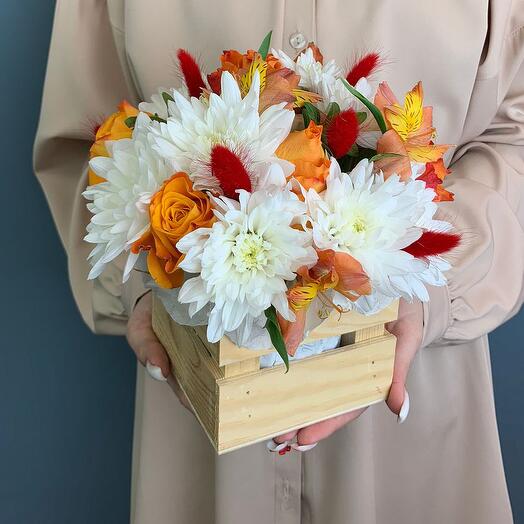 Box with flowers Orange roses and chrysanthemum 66998