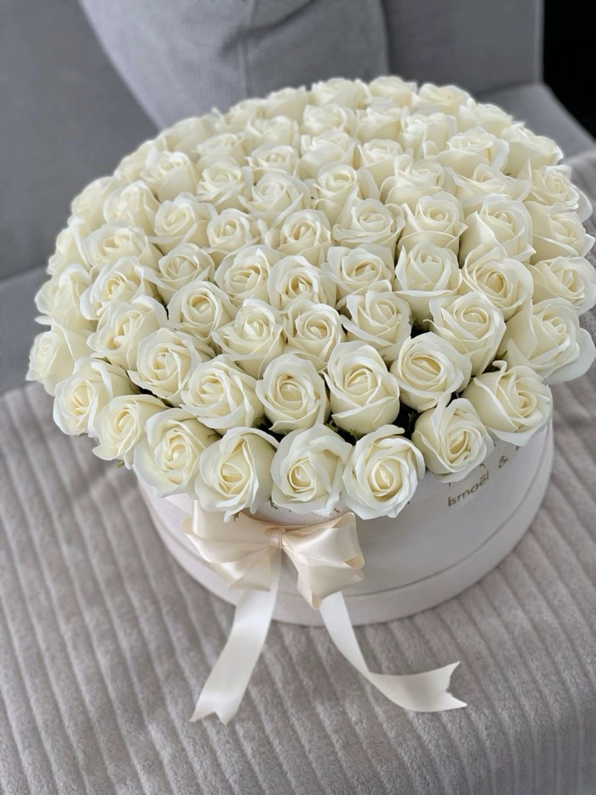 9 white roses
