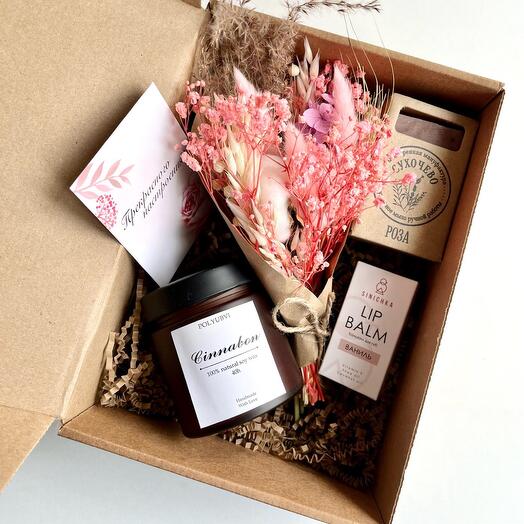 Подарочный набор с букетом сухоцветов, аромасвечой, бальзамом для губ и мылом ручной работы