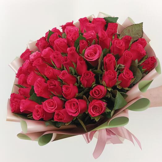 Букет из 55 малиновых роз TACAZZI в дизайнерской упаковке