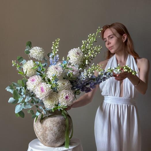 Интерьерный букет с георгинами, дельфиниумом и эвкалиптом