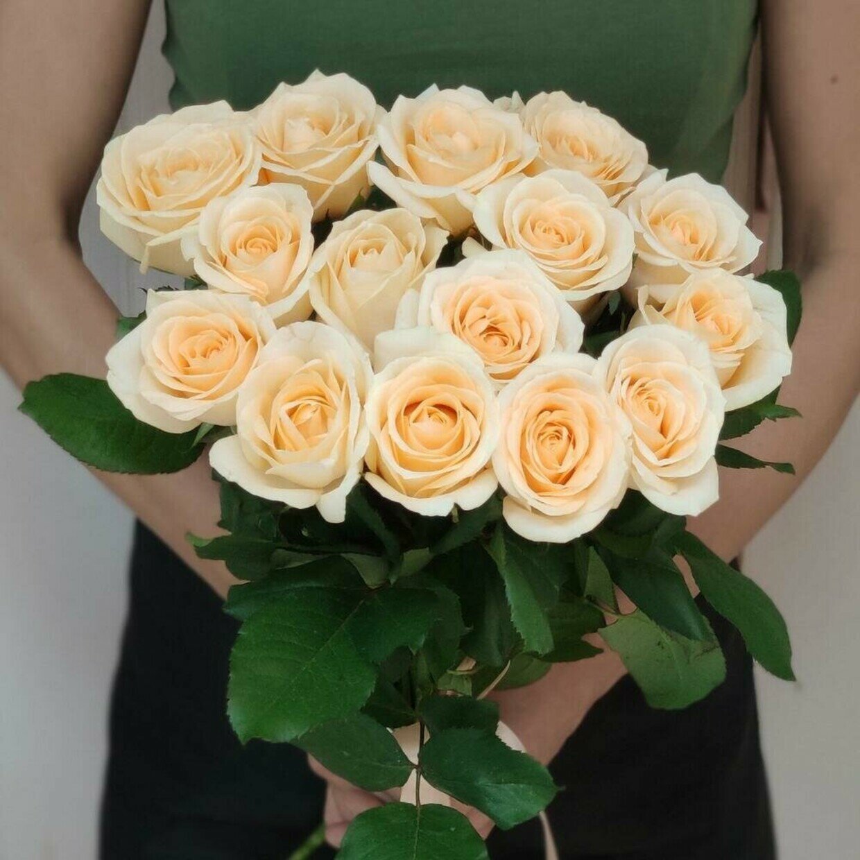 5 cream roses