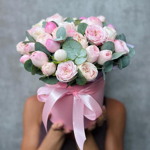 Пионовидные розы Менсфилд и эвкалипт в шляпной коробке размер S