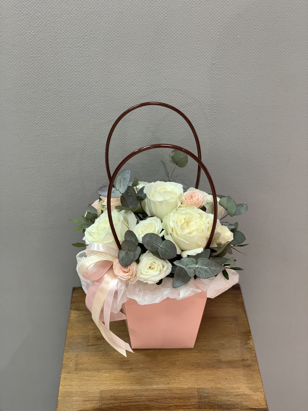 Элегантная корзина с цветами 💮