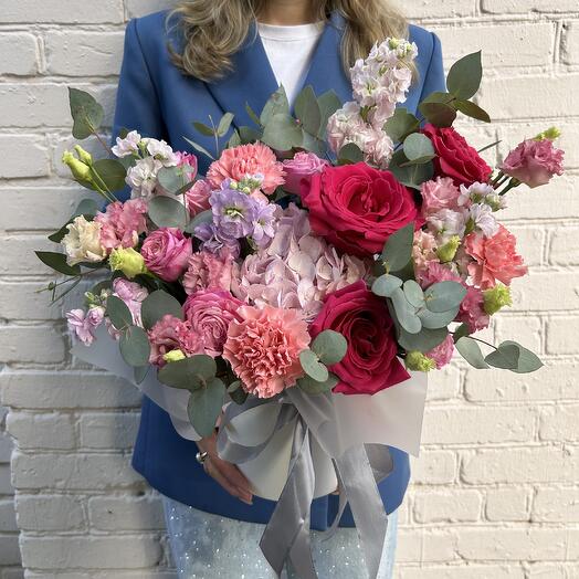 Розы, эустома в шляпной коробке