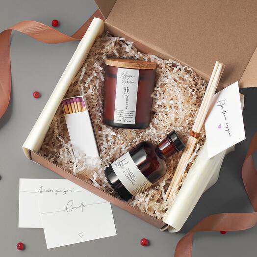 Подарочный набор на День семьи: соевая свеча "Брусничная пряность" и ароматический диффузор "Черная смородина и жасмин"