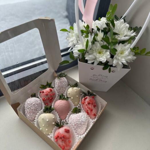 Combo set of strawberries and flowers "pleasure"