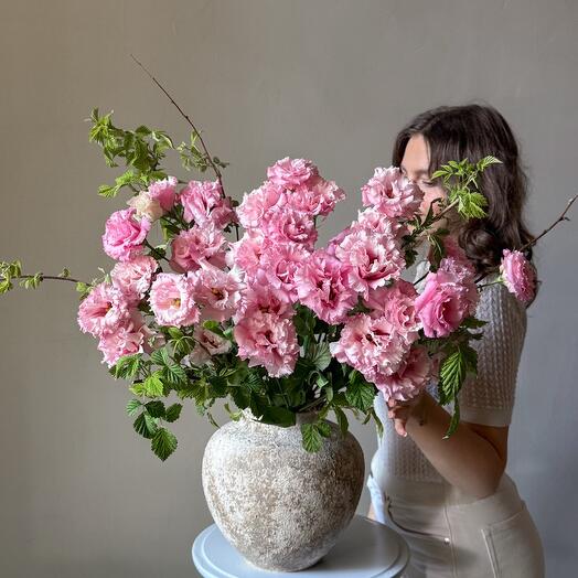 Интерьерный букет с эустомой и веточками малины