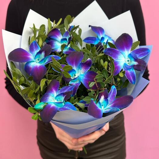 Букет с синей орхидеей дендробиум в сочетании с зеленью фисташки