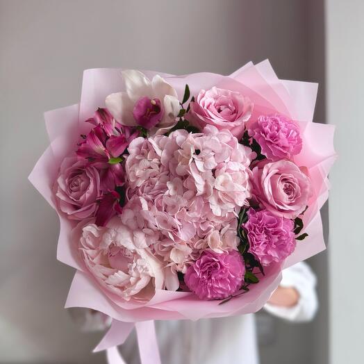 Букет с розовым пионом, розами, гортензией 💞