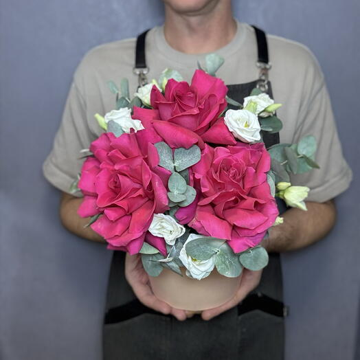 Коробка с ароматными французскими розами и белой эустомой