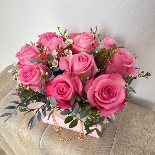 Композиция в сумочке с розами