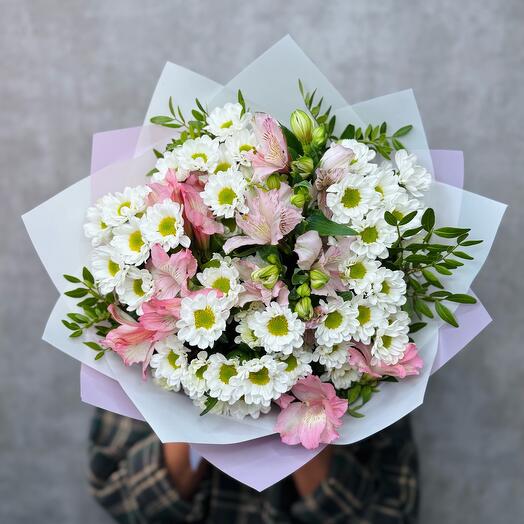 Букет кустовой хризантемы ромашки сантини и альстромерии. Полевой букет