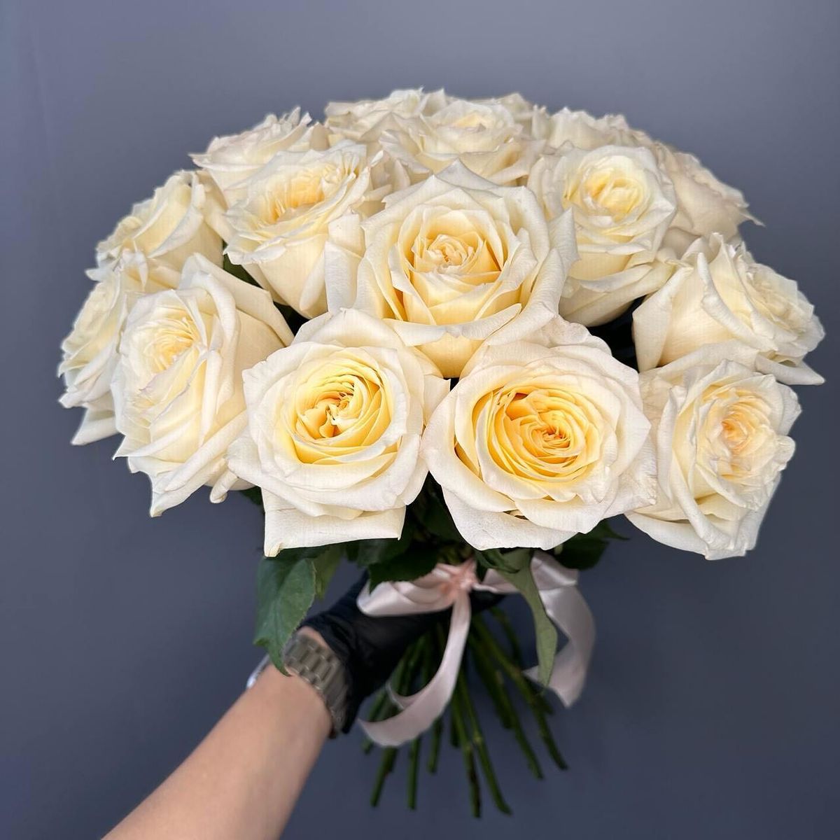 7 white roses