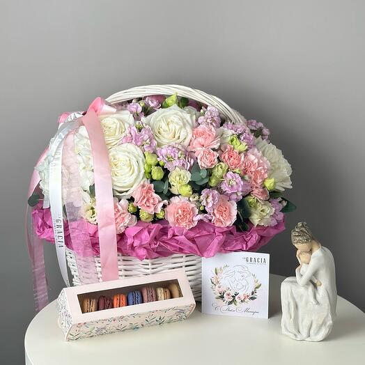 Подарочный набор из роскошной цветочная композиция, авторские пирожные макарон, статуэтка willow tree и открытка