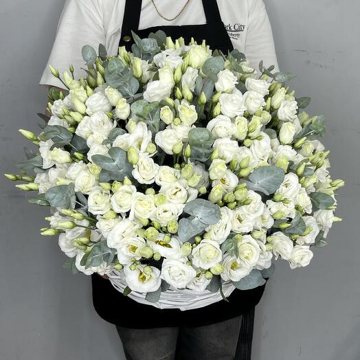 Корзина белой эустомы и эвкалипта