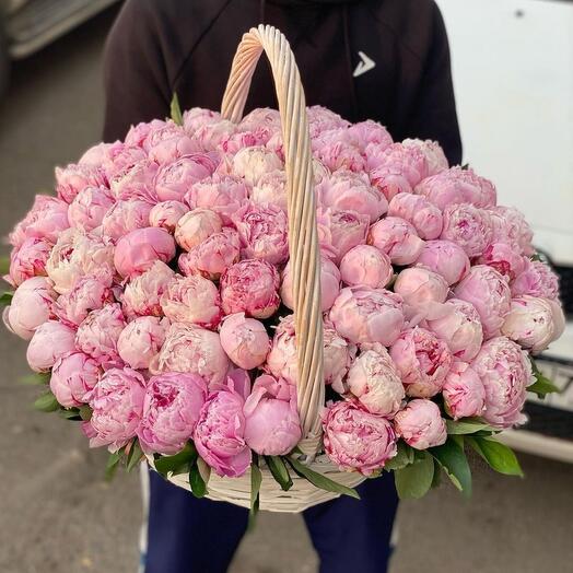 Корзина с пионами