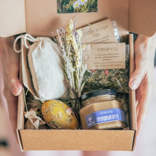 Gift set for March 8 with tea, honey, candle