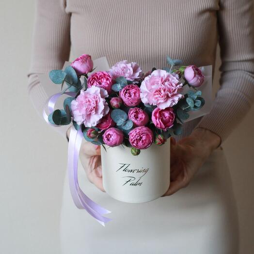 Цветочная коробочка Мисти баблз. Композиция Flowering Palm, Кустовые пионовидные розы, гвоздики, эвкалипт