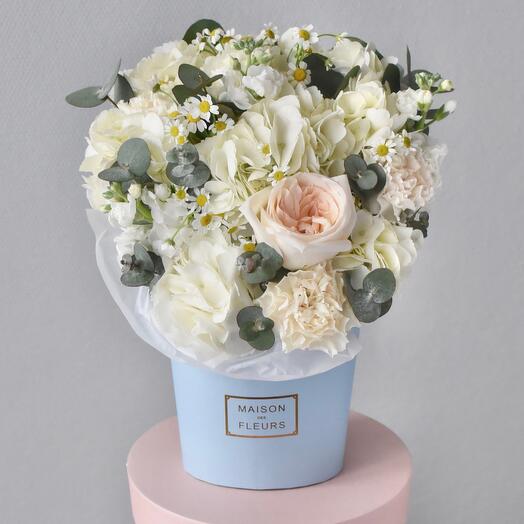 Цветы в коробке «Полумна» пион. роза и ромашки | Букет 261 Bottega dei Fiori
