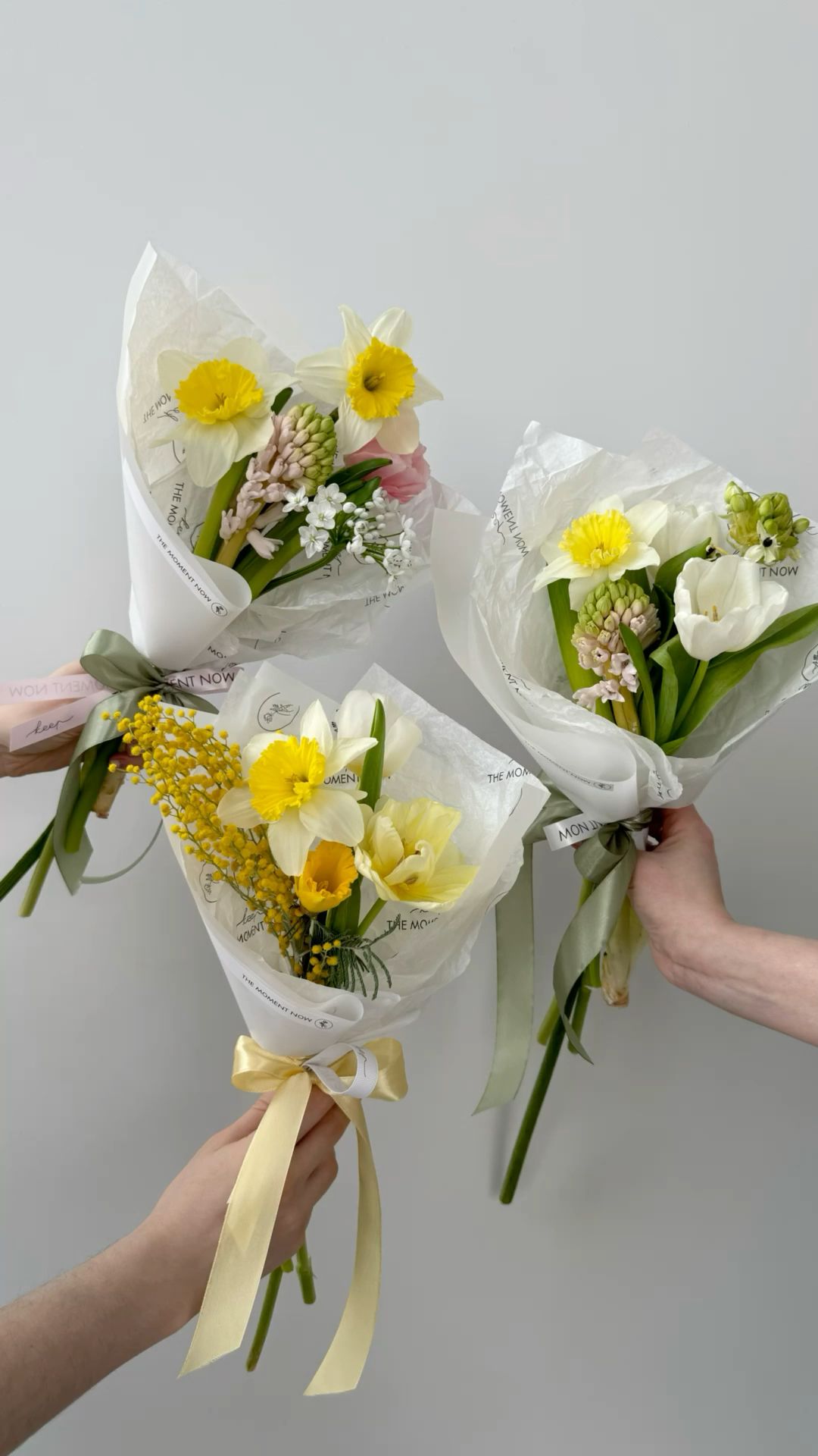 Elegant mono bouquet 💮