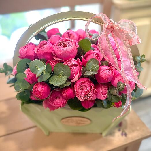 Pionivate roses with eucalyptus in a box