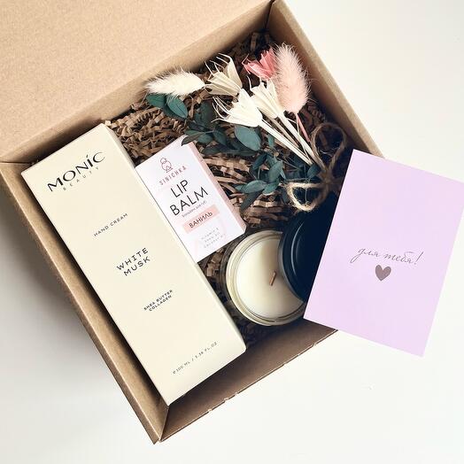 Gift set with aromatic light, hand cream, lip balm and a bouquet of dried flowers