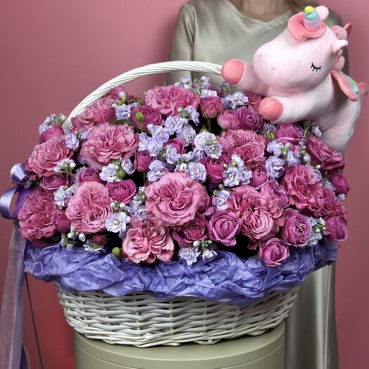 Большая корзина с цветами и мягкой   игрушкой «милый Единорог». Композиция из крупных ярких роз и маттиол