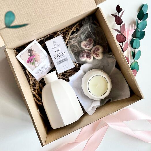 Gift set with a vase, candlestick, aromasash and lip balm