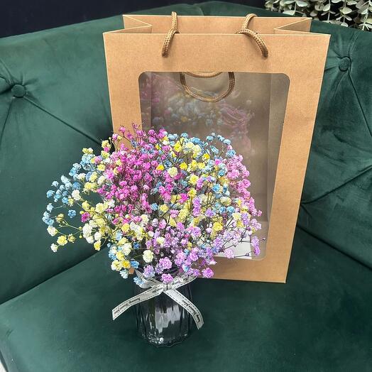 Gift composition with a vase and gypsophila