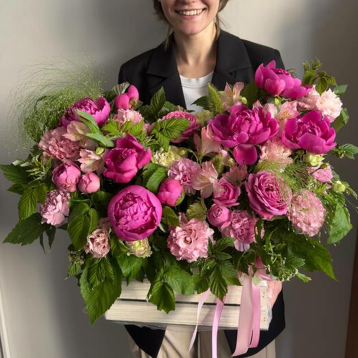 Летняя композиция с пионами в деревянном ящике Р32