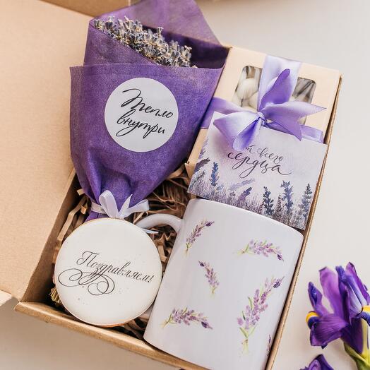 Подарочный набор женский с кружкой, букетом лаванды и сладостями