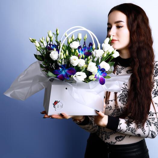 Эустома с дендробиумом в сумочке