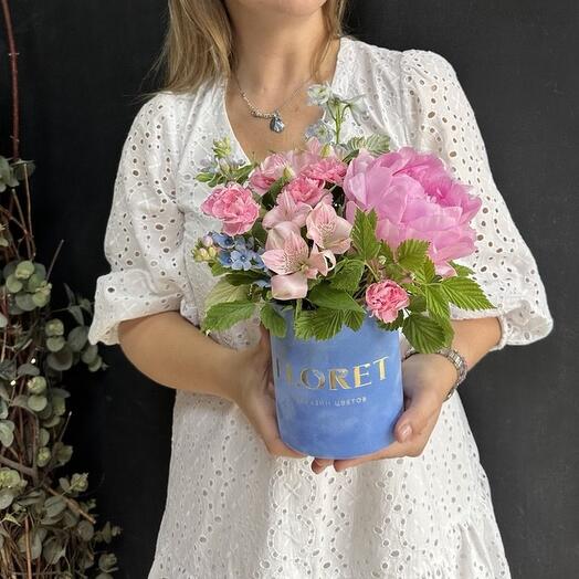 Композиция в шляпной коробке с пионом