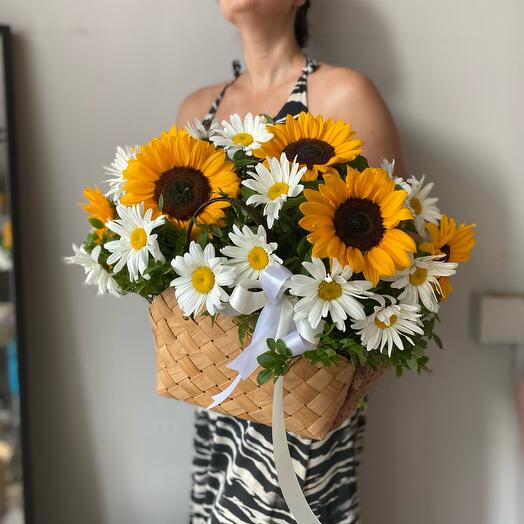 Basket with daisies and sunflower