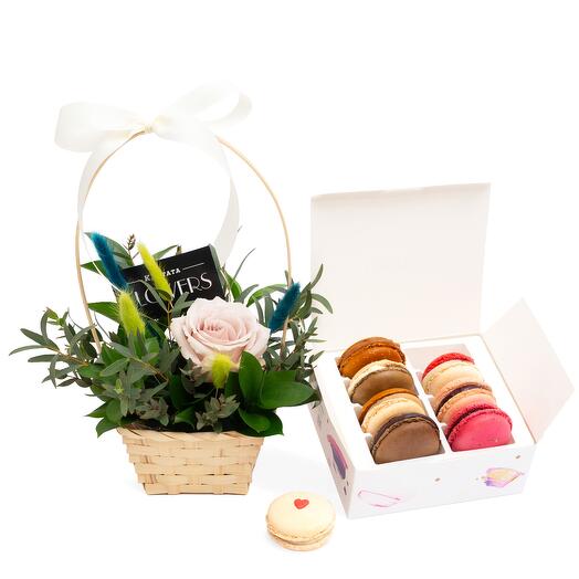 Подарочный набор цветы и макаруны «Подарок-признание», Кантата