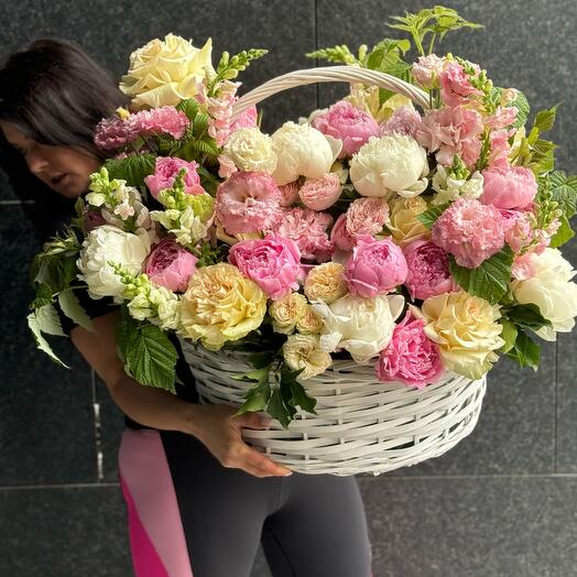 Корзина с цветами «Самой прекрасной на свете»