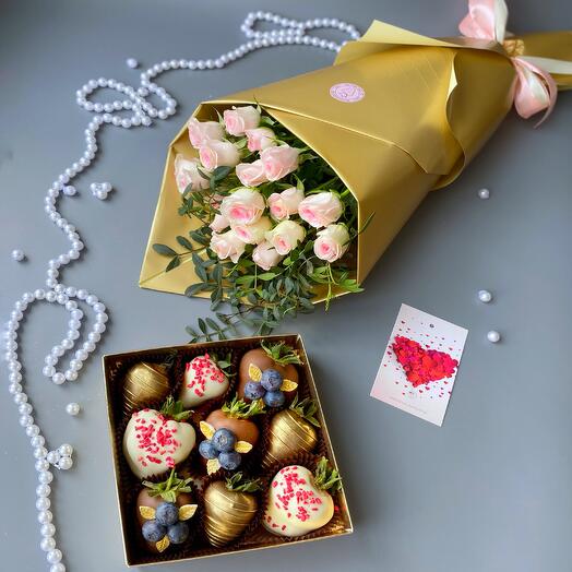 Набор клубники в бельгийском шоколаде с голубикой и букет из кустовой розы