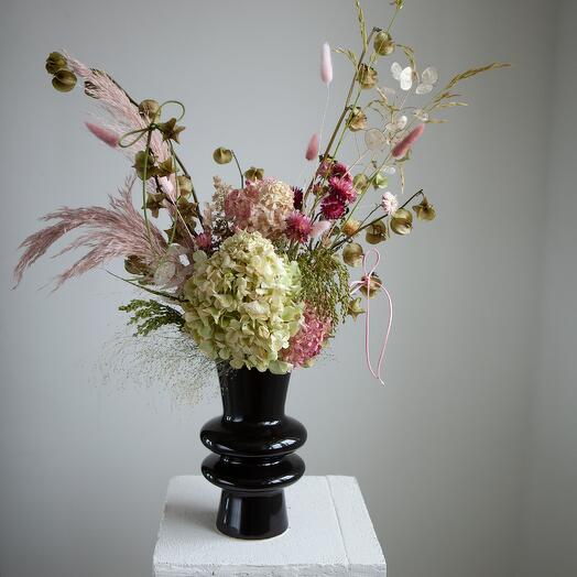 Интерьерный букет из сухоцветов в черной керамической вазе
