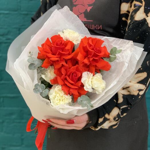 Яркий букет из 3 красных французских роз и гвоздики